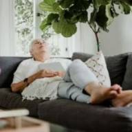Hangvrouw van middelbare leeftijd