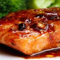 Sticky honing/knoflook zalm met een spicey sausje