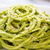 Courgette pasta met pesto